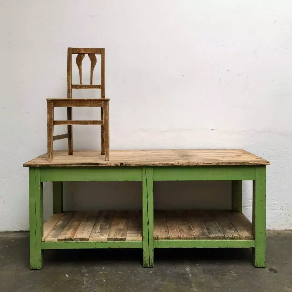 Knal groene industriële werktafel met stoel