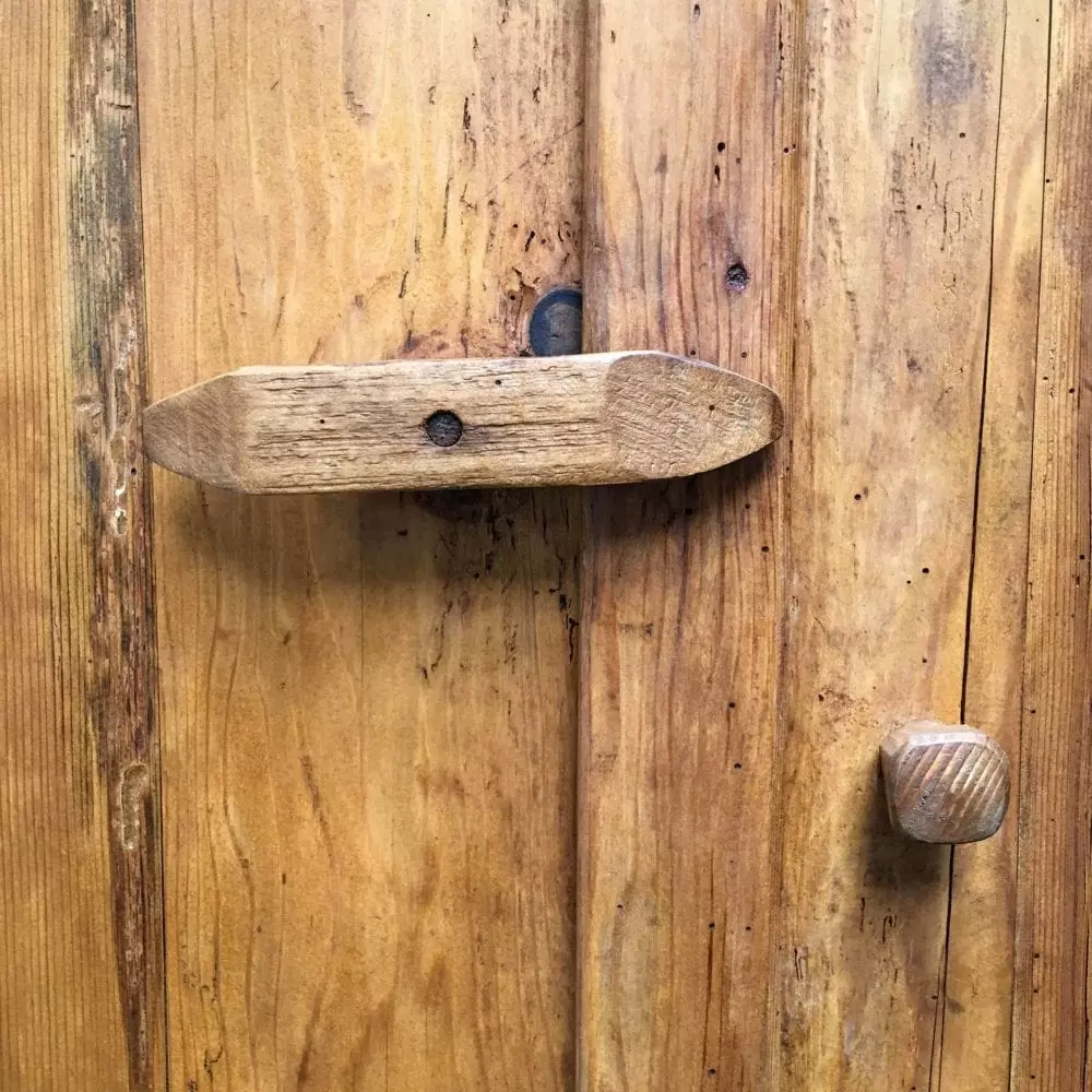 Roemeense houten 2-deurs kast