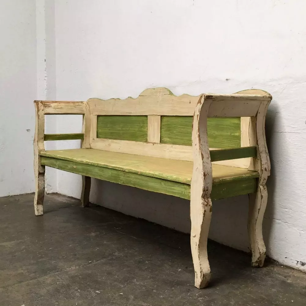 Groen-witte houten bank zijkant