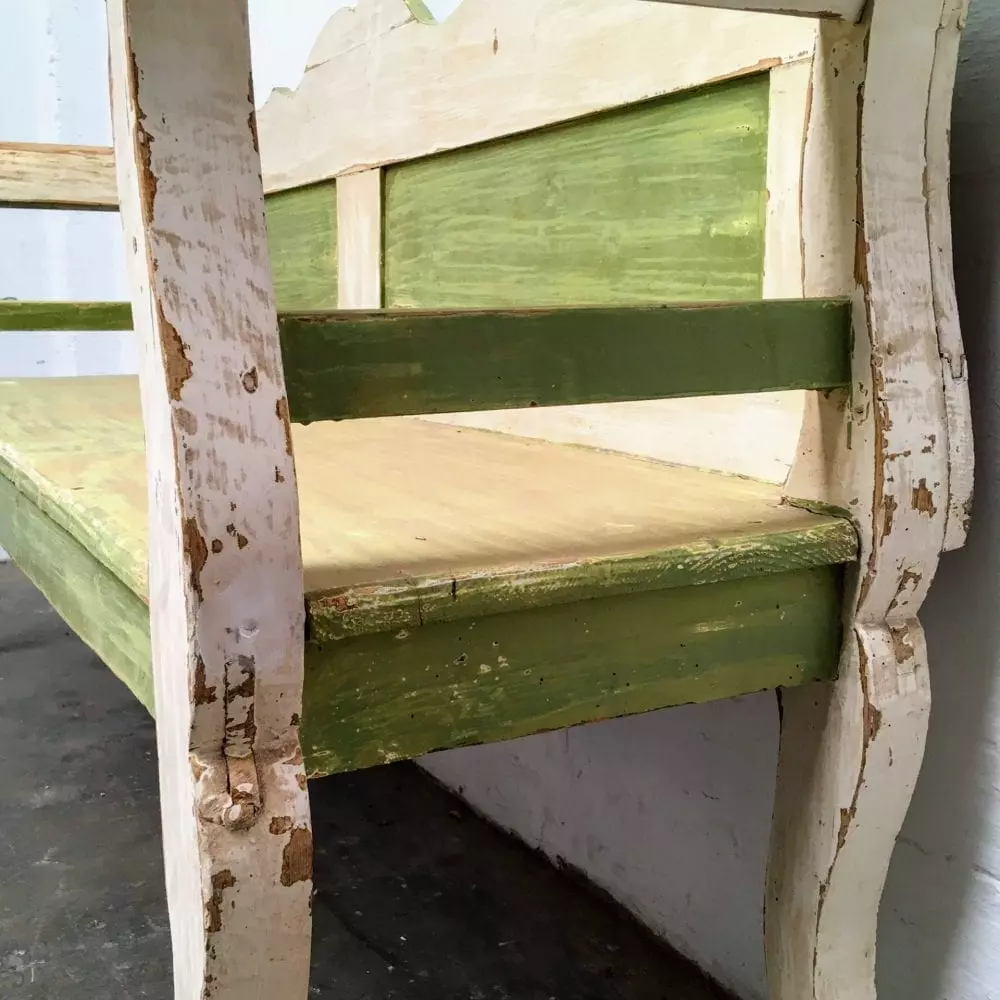 Groen-witte houten bank detail poot