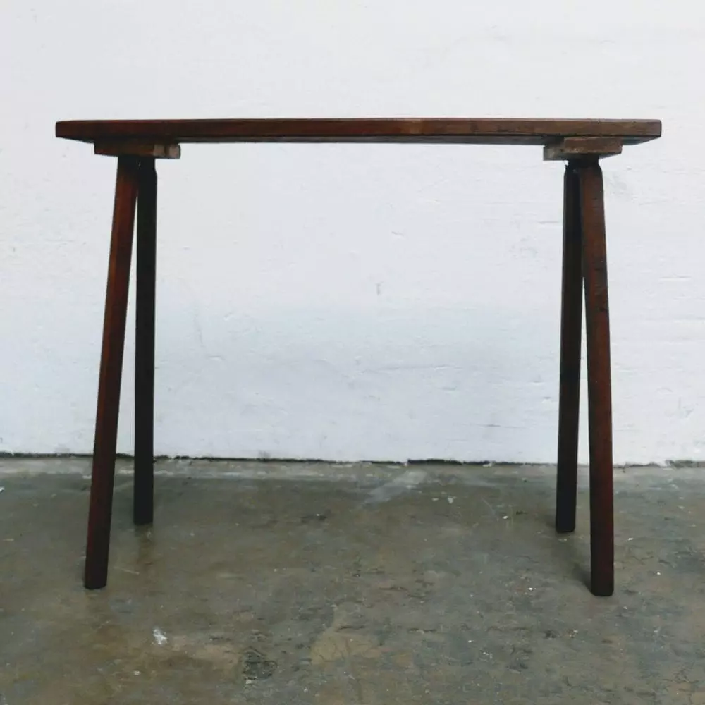 Lange smalle houten tafel