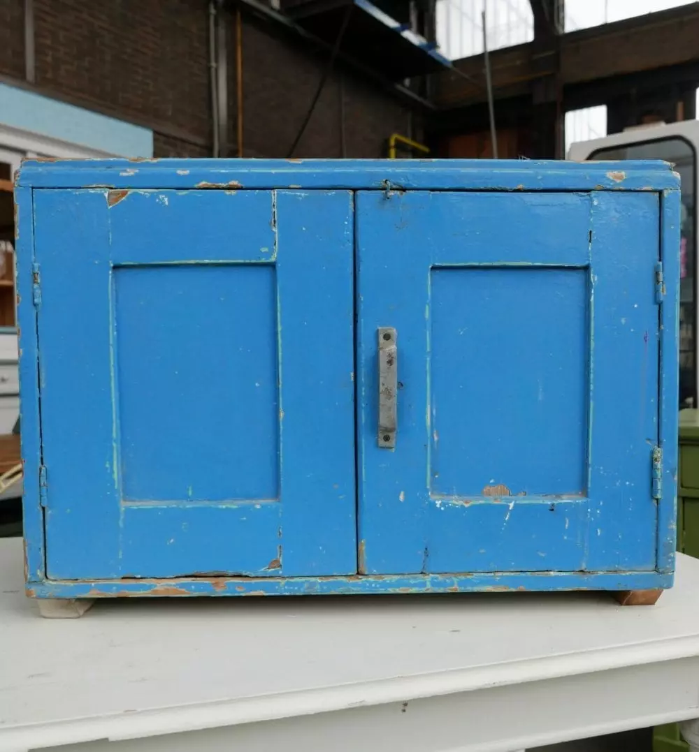 Blauw houten kastje