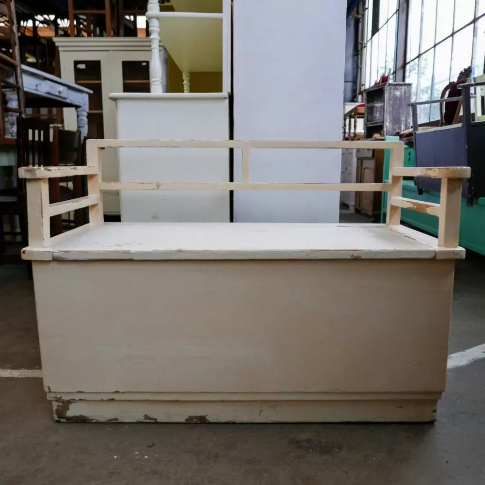 Witte houten kistbank
