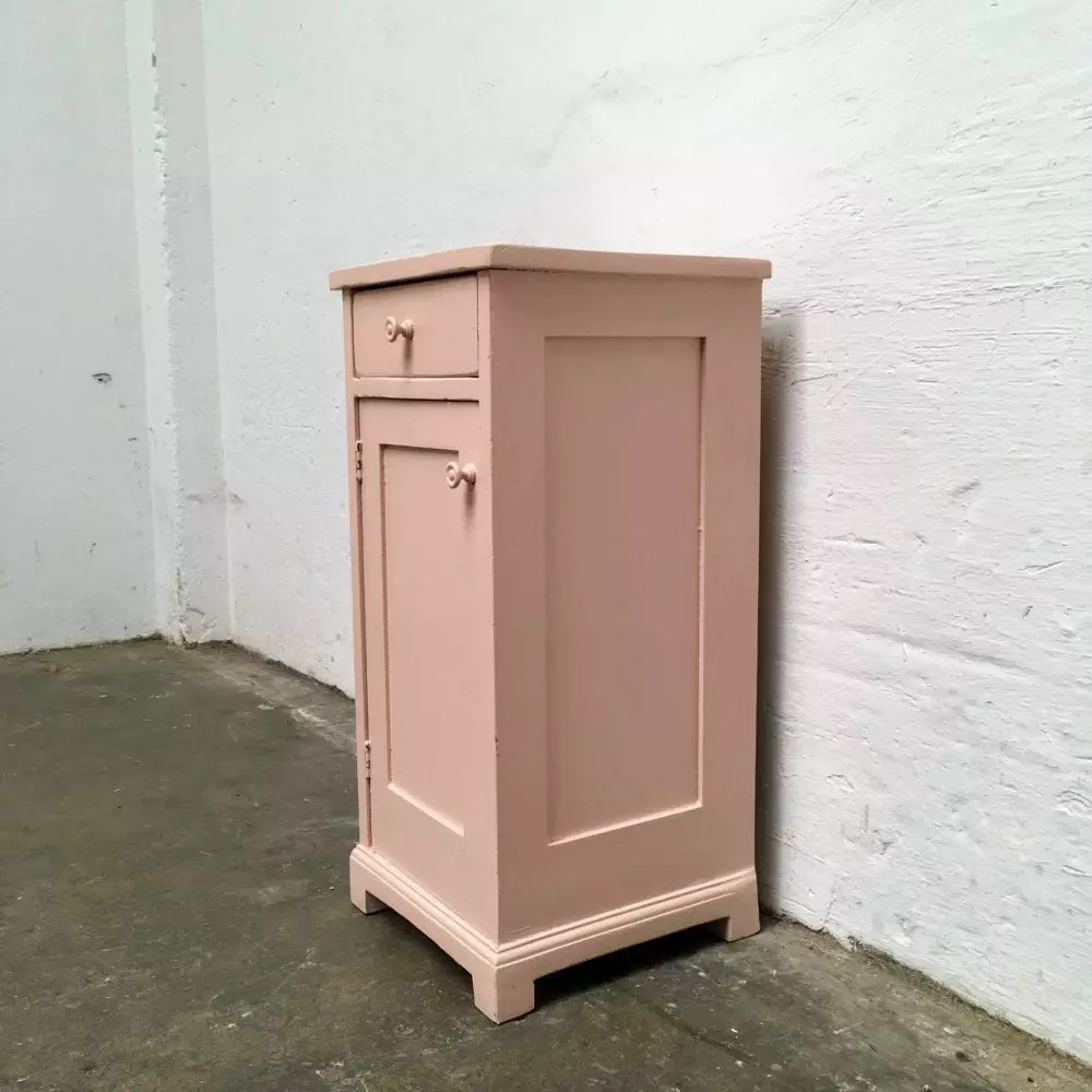 Roze houten nachtkastje zijkant