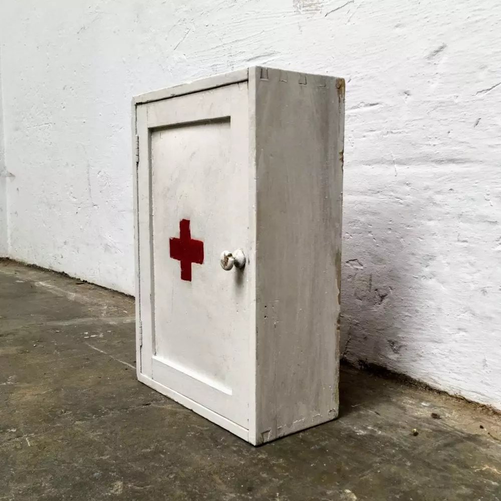 Wit houten medicijnkastje zijkant