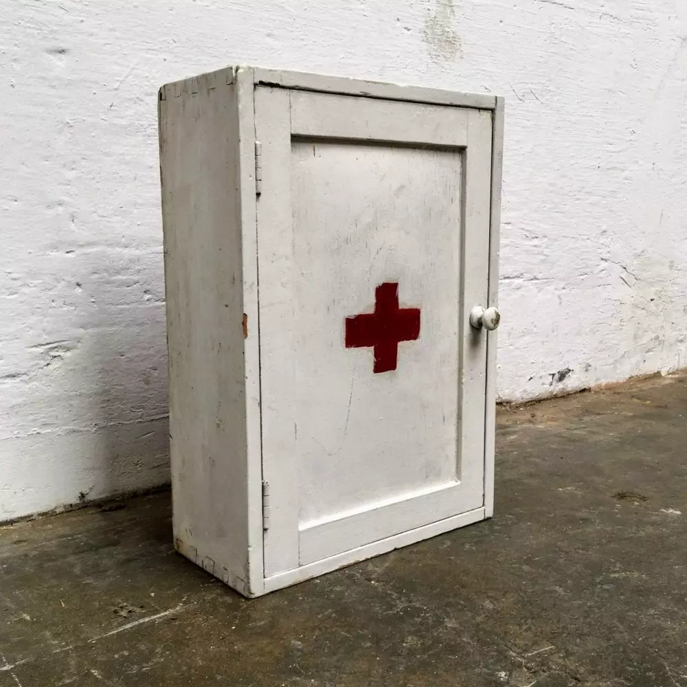 Wit houten medicijnkastje