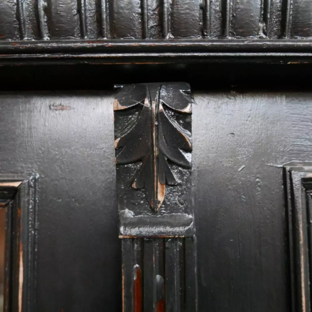 Zwarte houten vitrinekast
