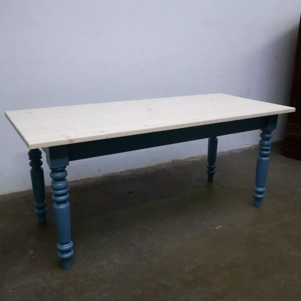 blauwe houten tafel