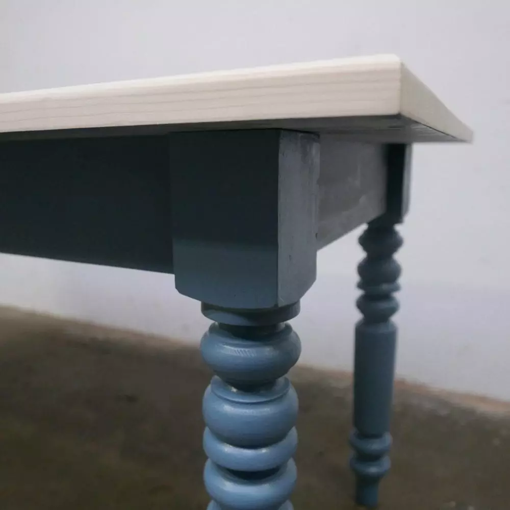 blauwe houten tafel