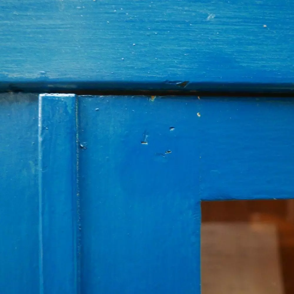 blauwe vitrinekast