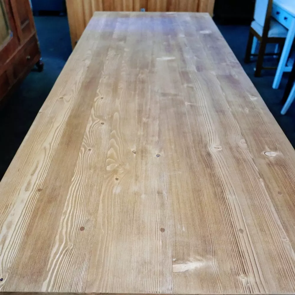 witte houten tafel