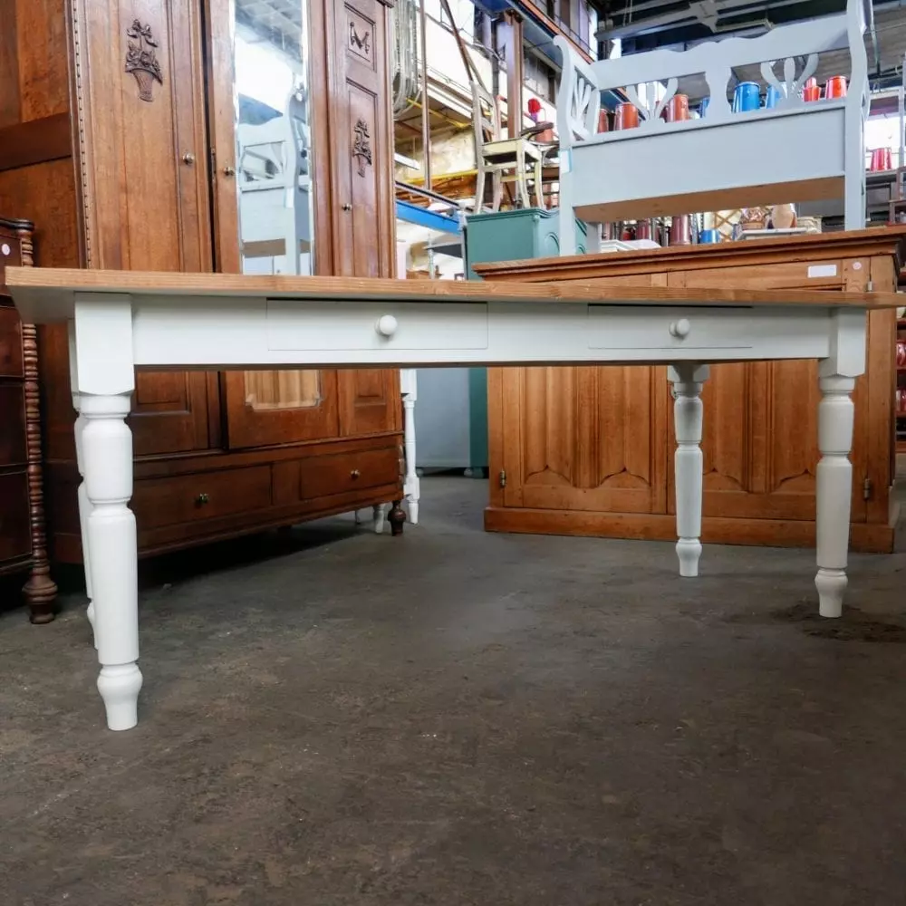 witte houten tafel