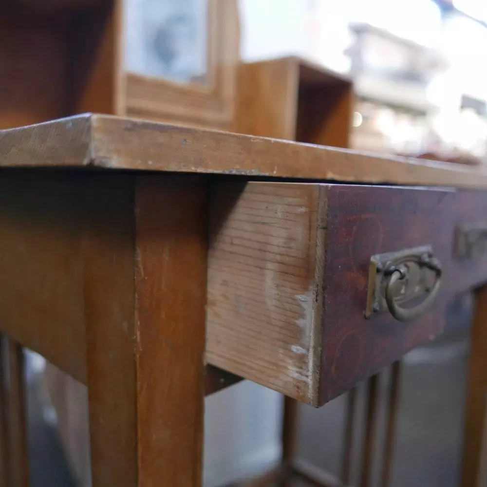 houten bureau met spiegel