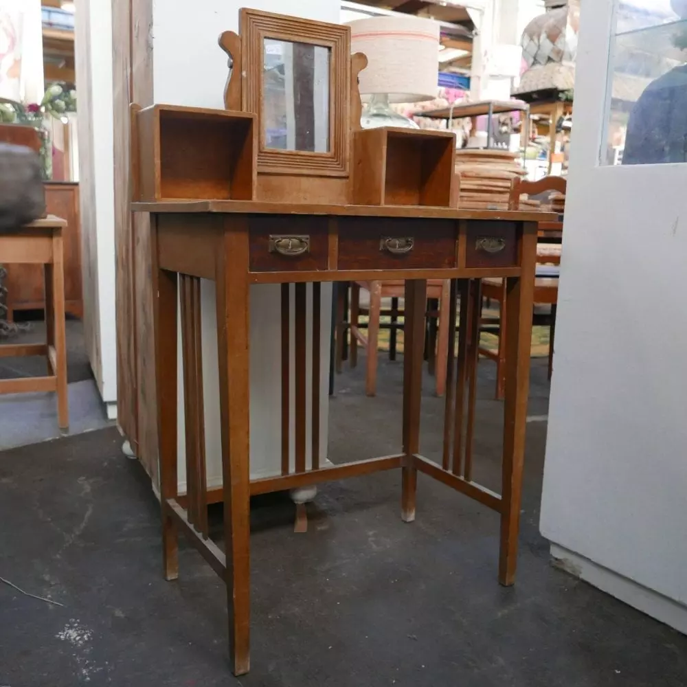 houten bureau met spiegel