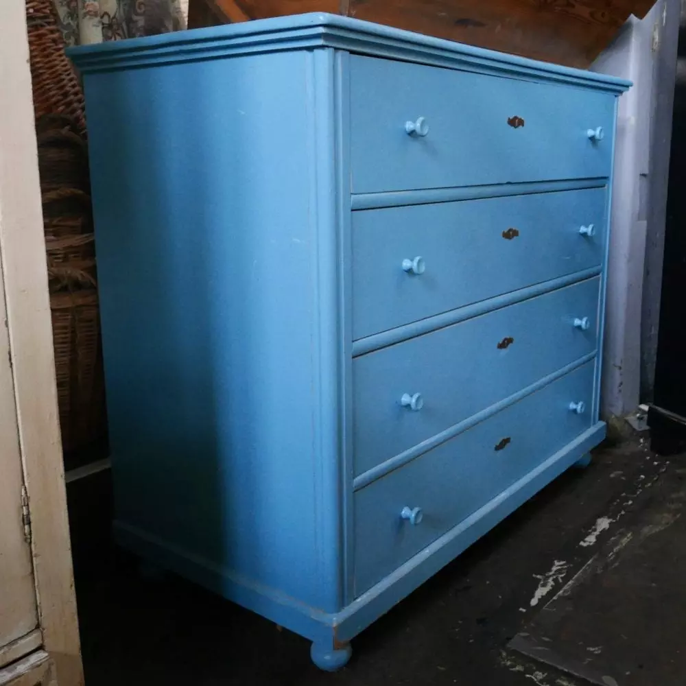 blauwe houten onderkast