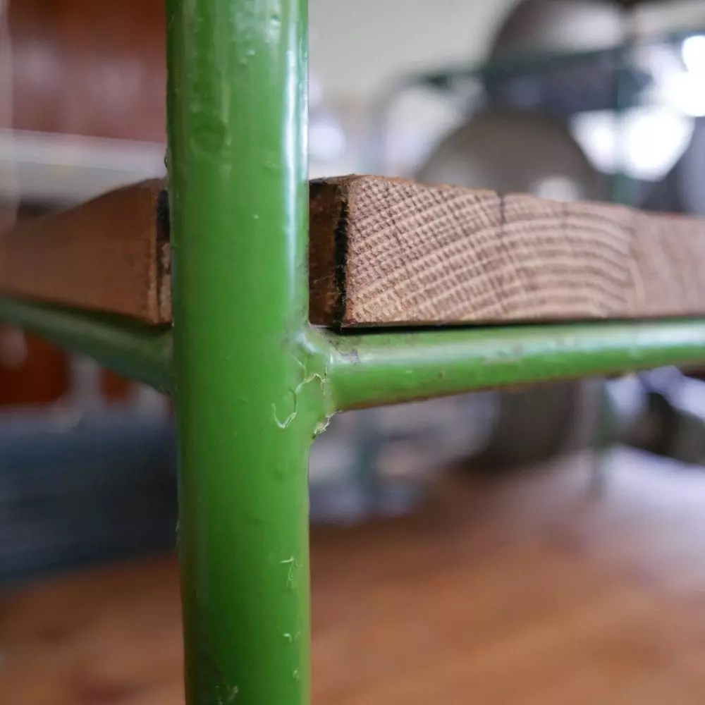 groen metalen tafel met onderblad