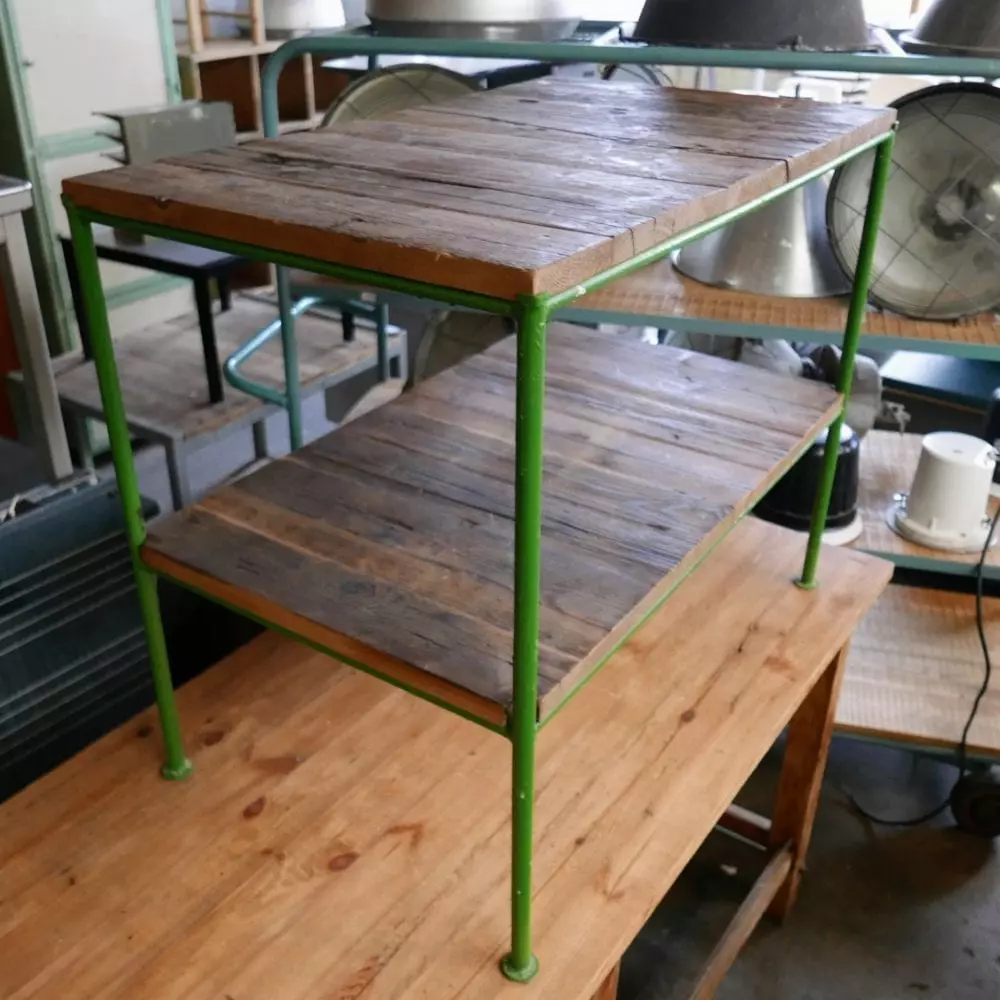 groen metalen tafel met onderblad