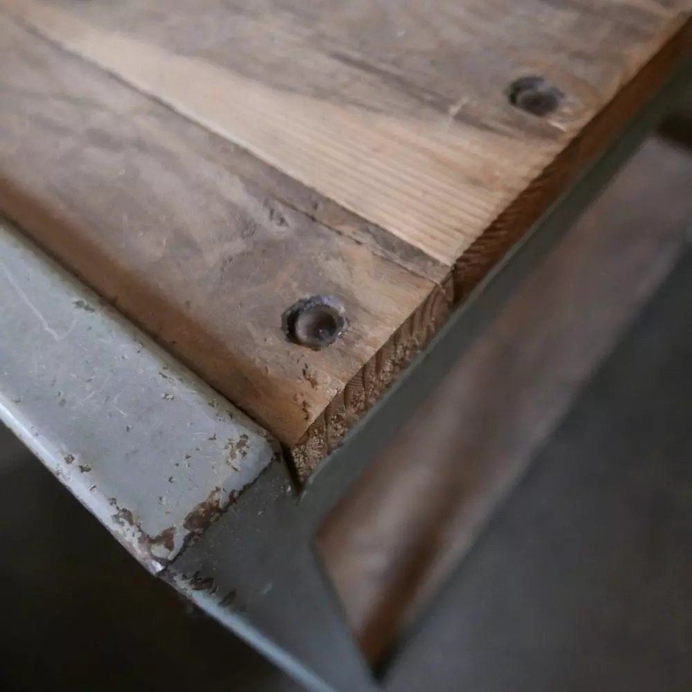 grijs metalen tafel met onderblad