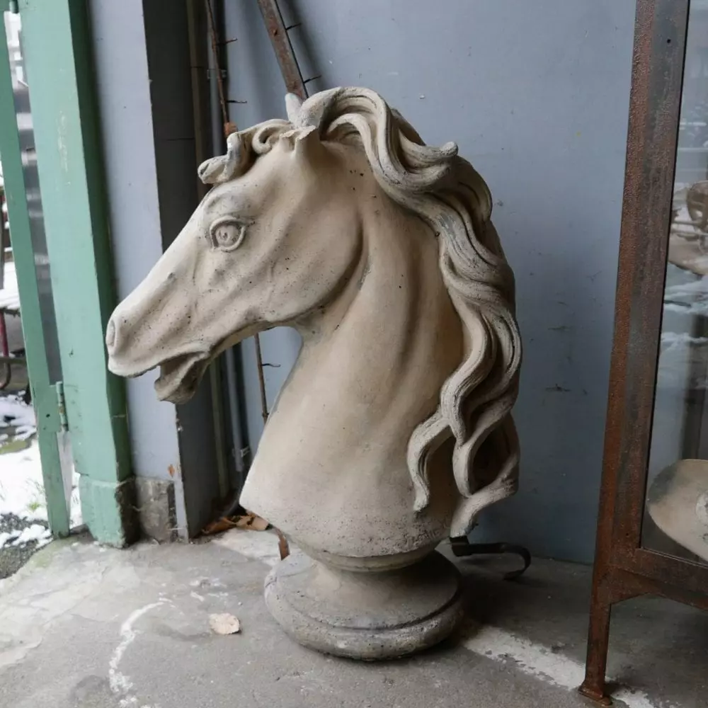 beeld paard beton