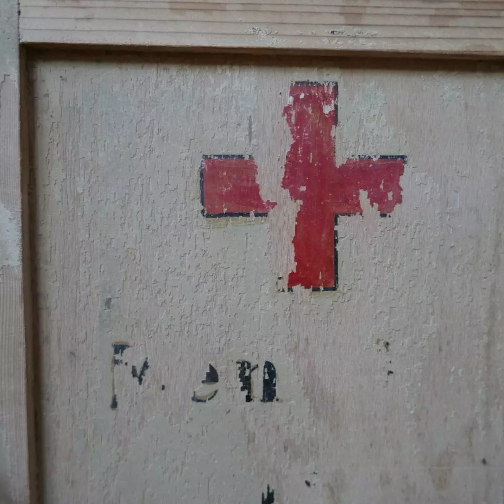 houten hangkastje met kruis