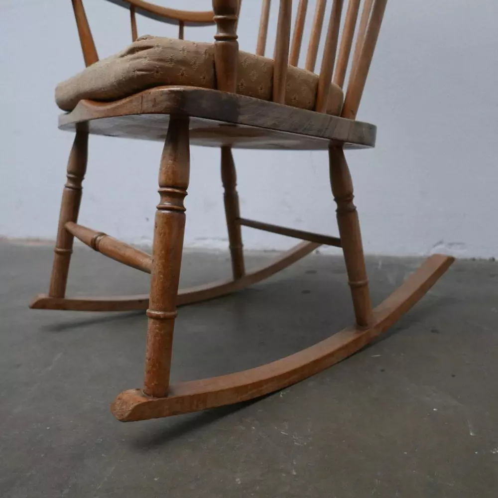 houten schommelstoel