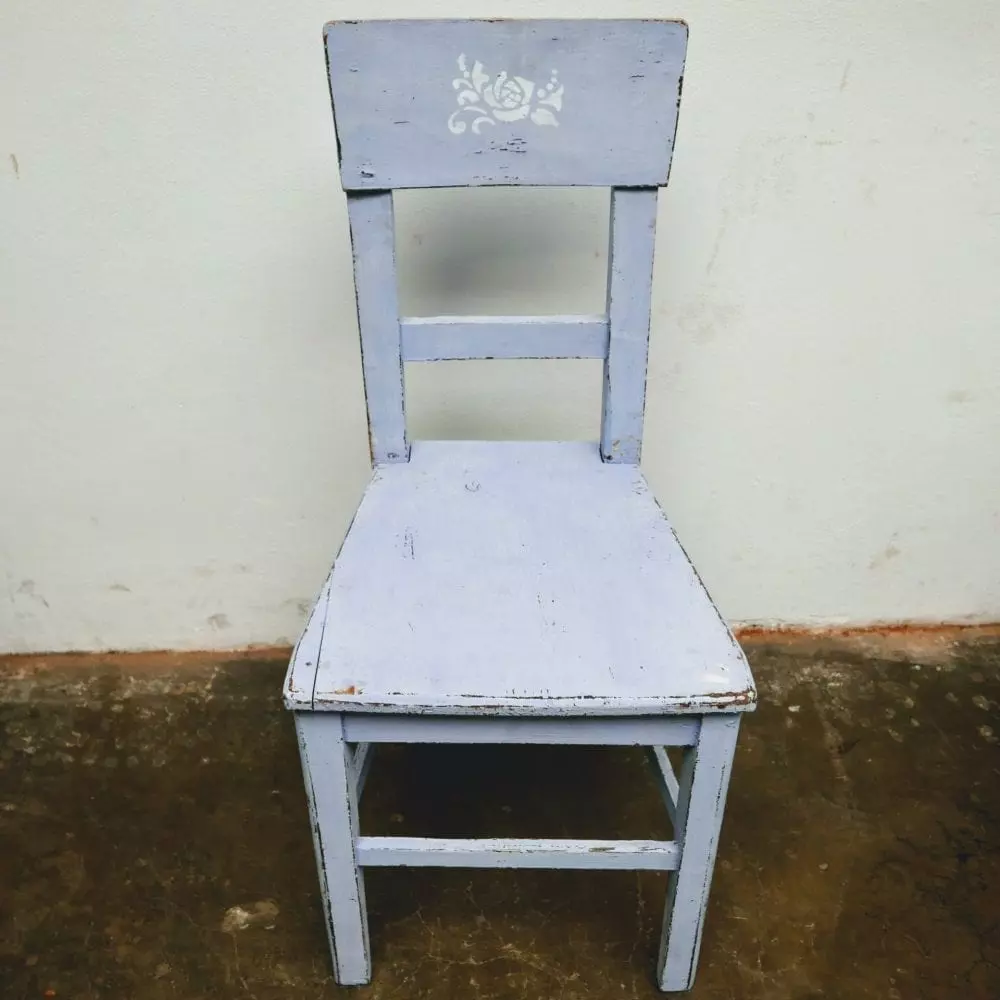 Blauwe houten stoel met roosje