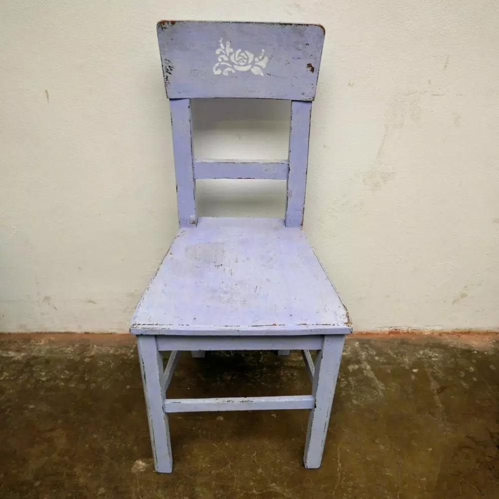 Blauwe houten stoel met roosje