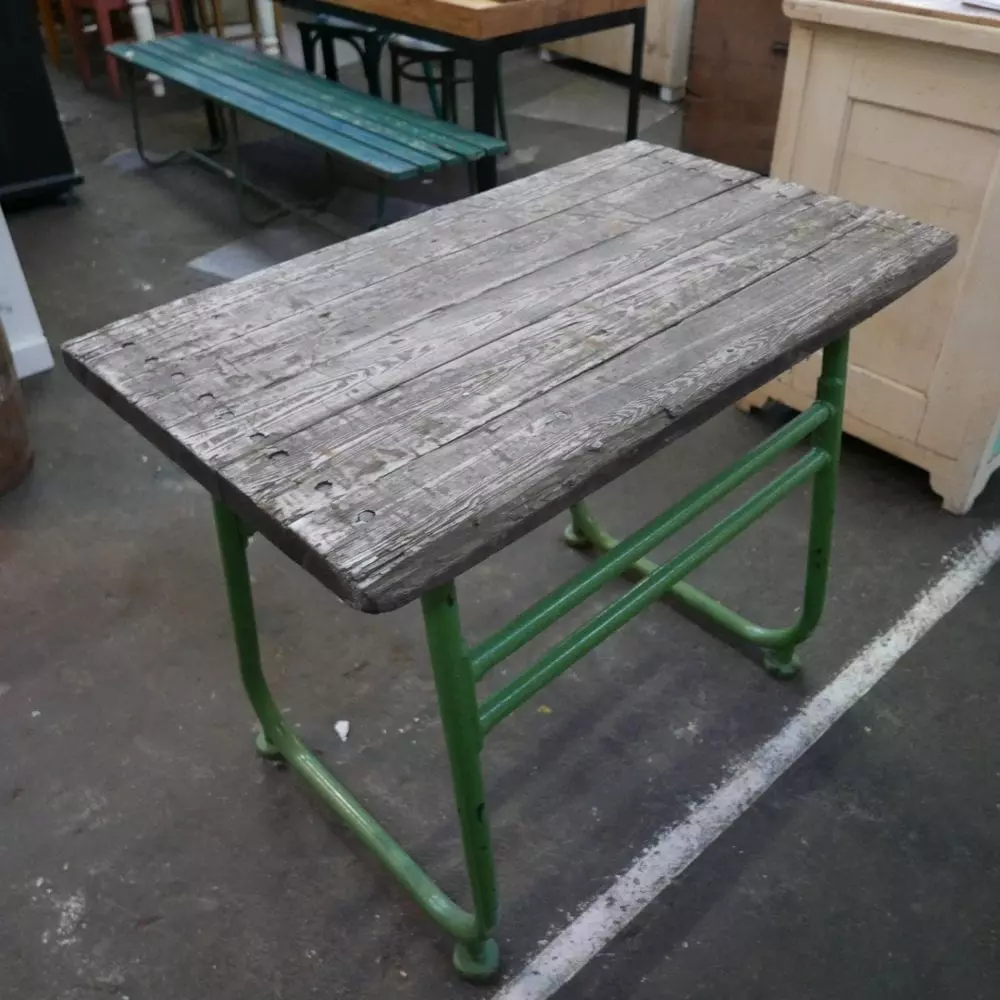 groen metalen tafeltje
