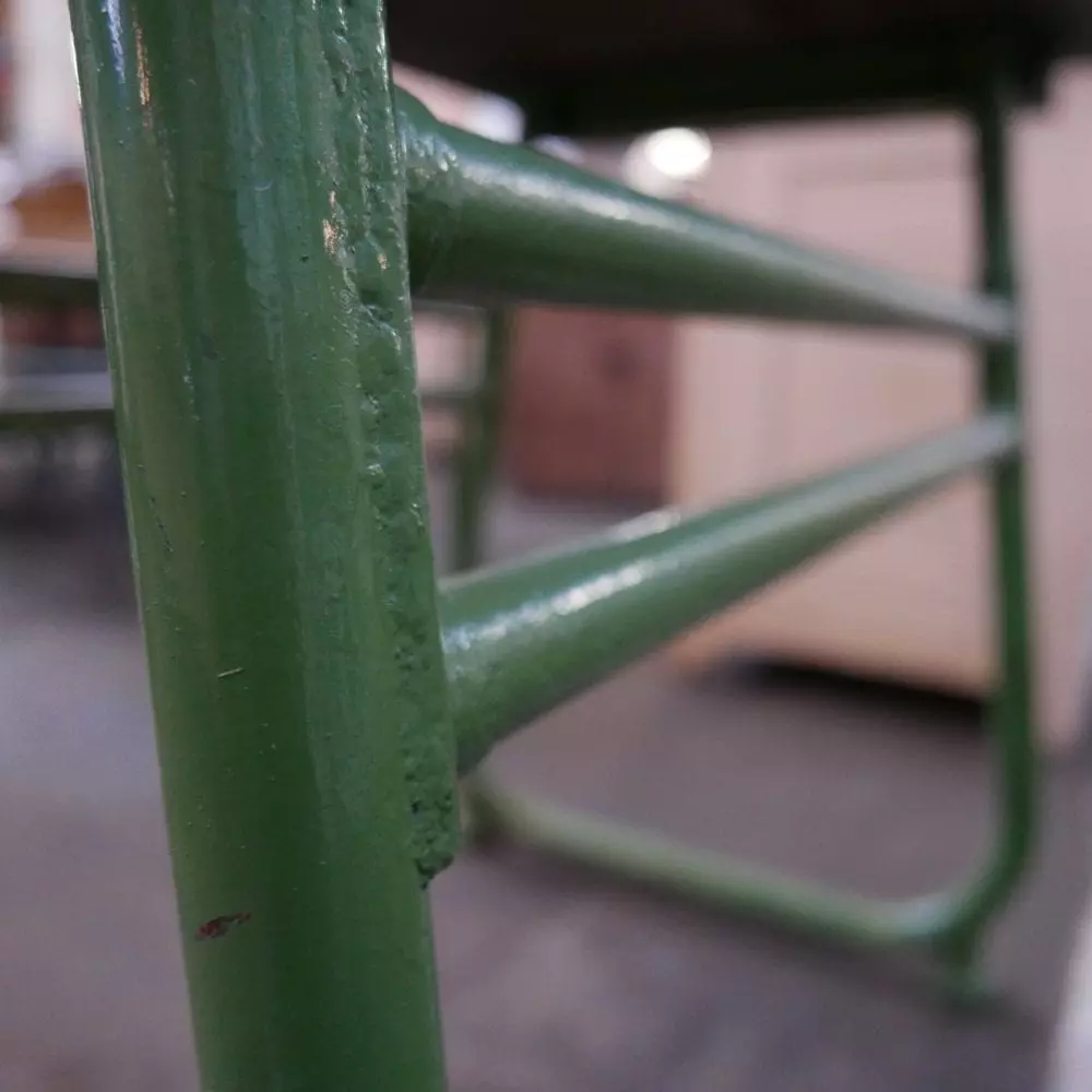 groen metalen tafeltje