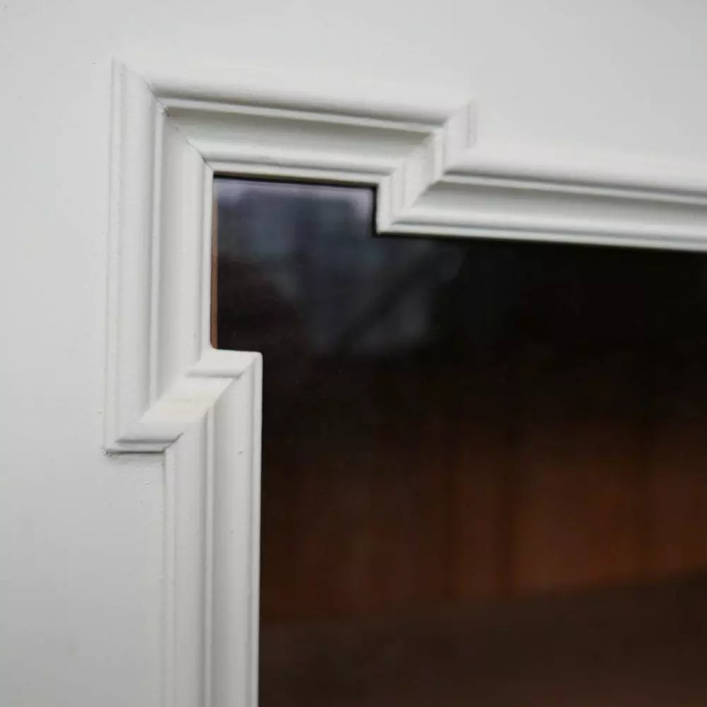 Witte houten vitrinekast