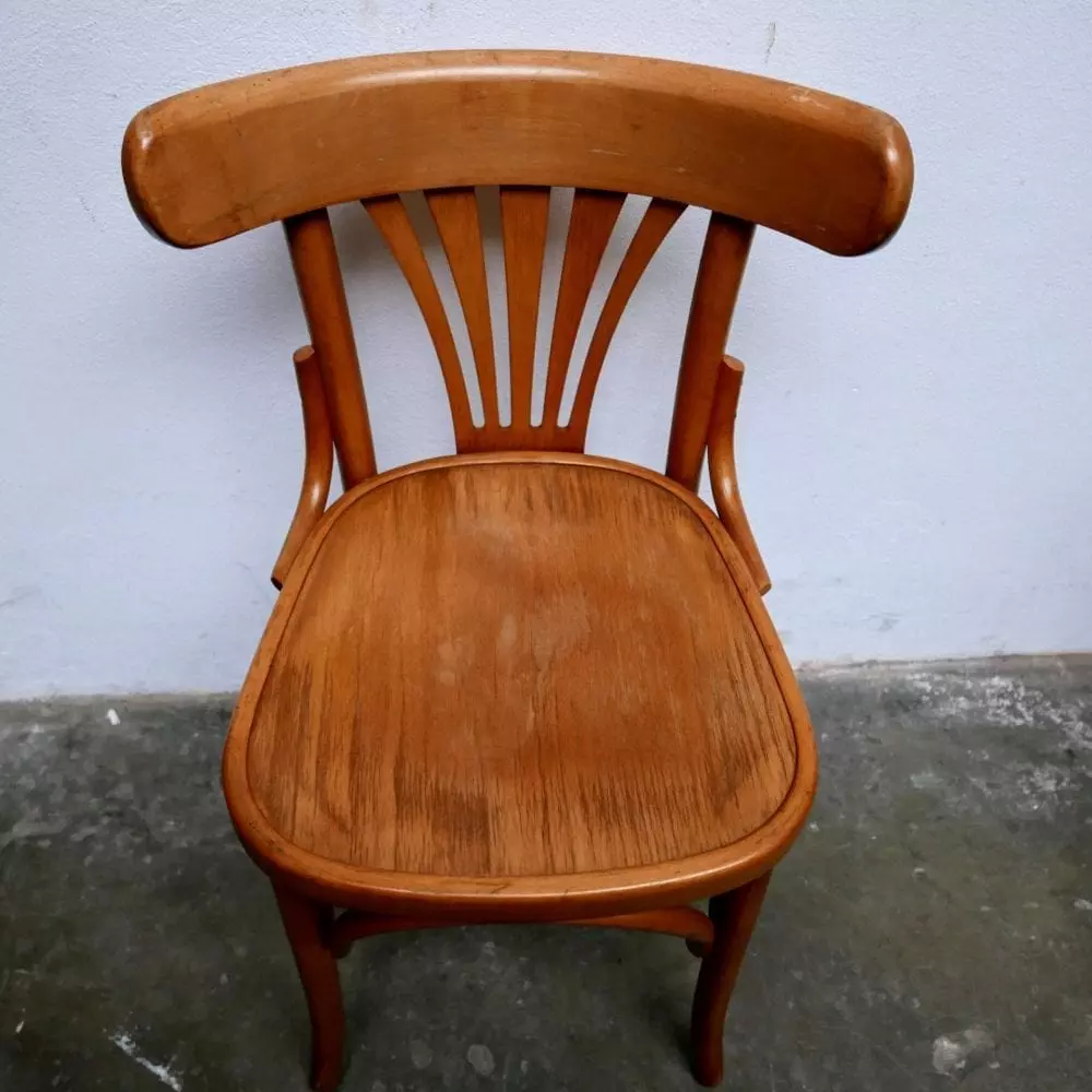 Blank houten stoelen