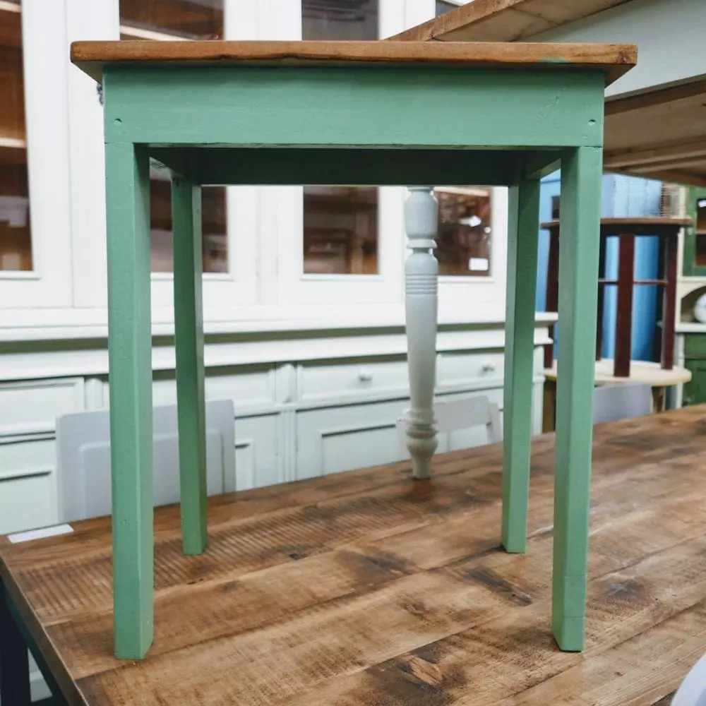 groen houten tafeltje