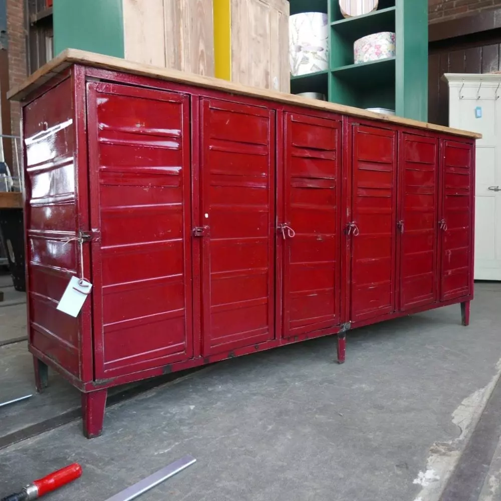 rode locker dressoir