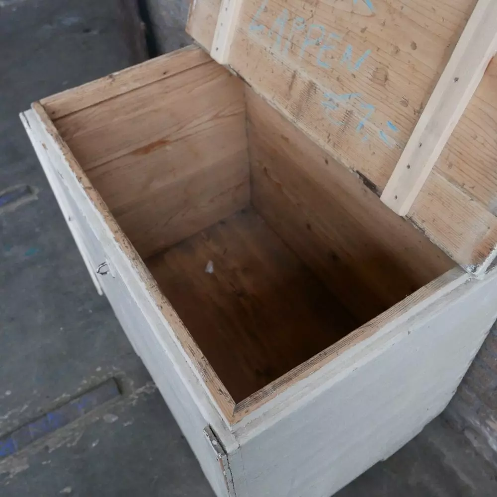witte houten kist