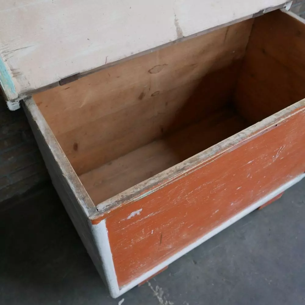 oranje houten kist
