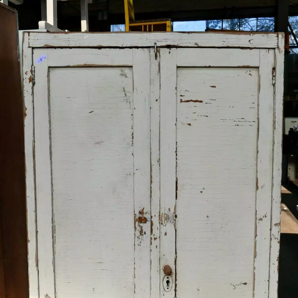 Witte houten schoolkast