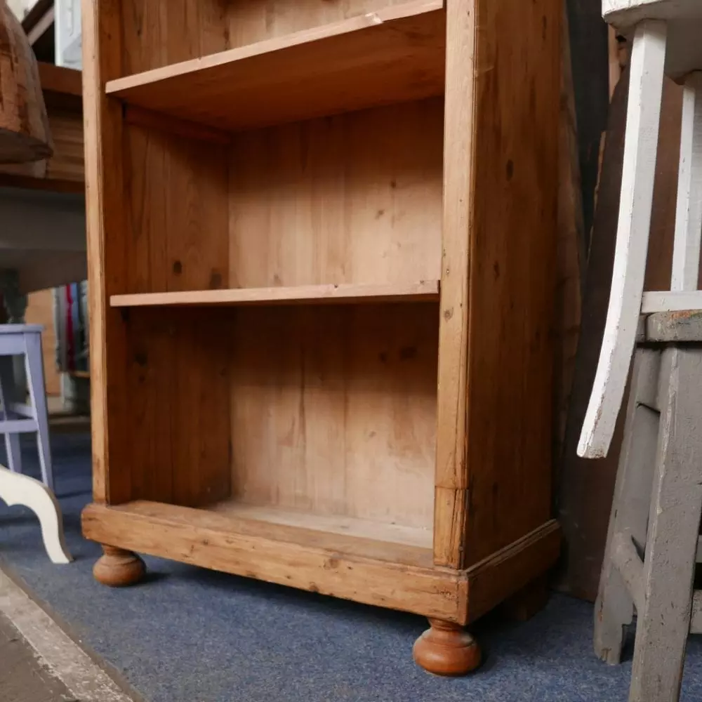 Open houten boekenkast
