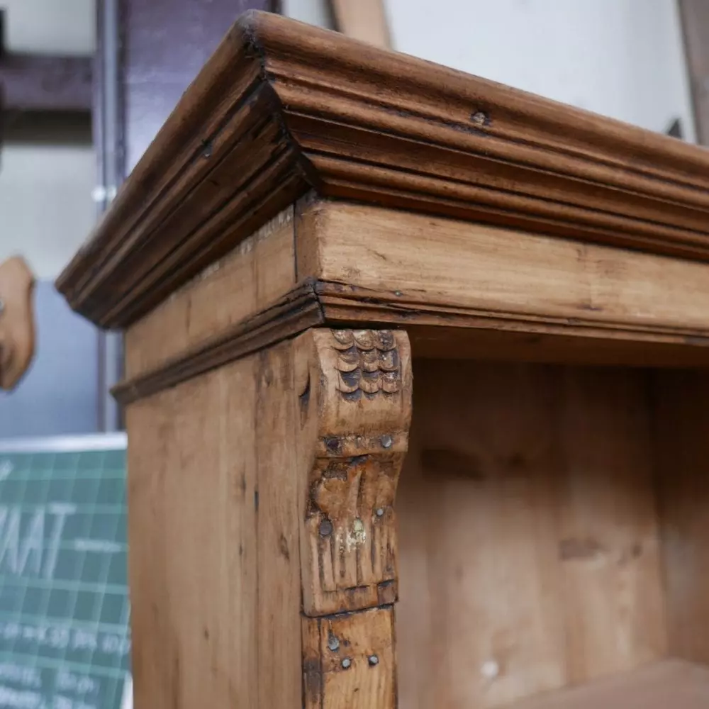 Open houten boekenkast
