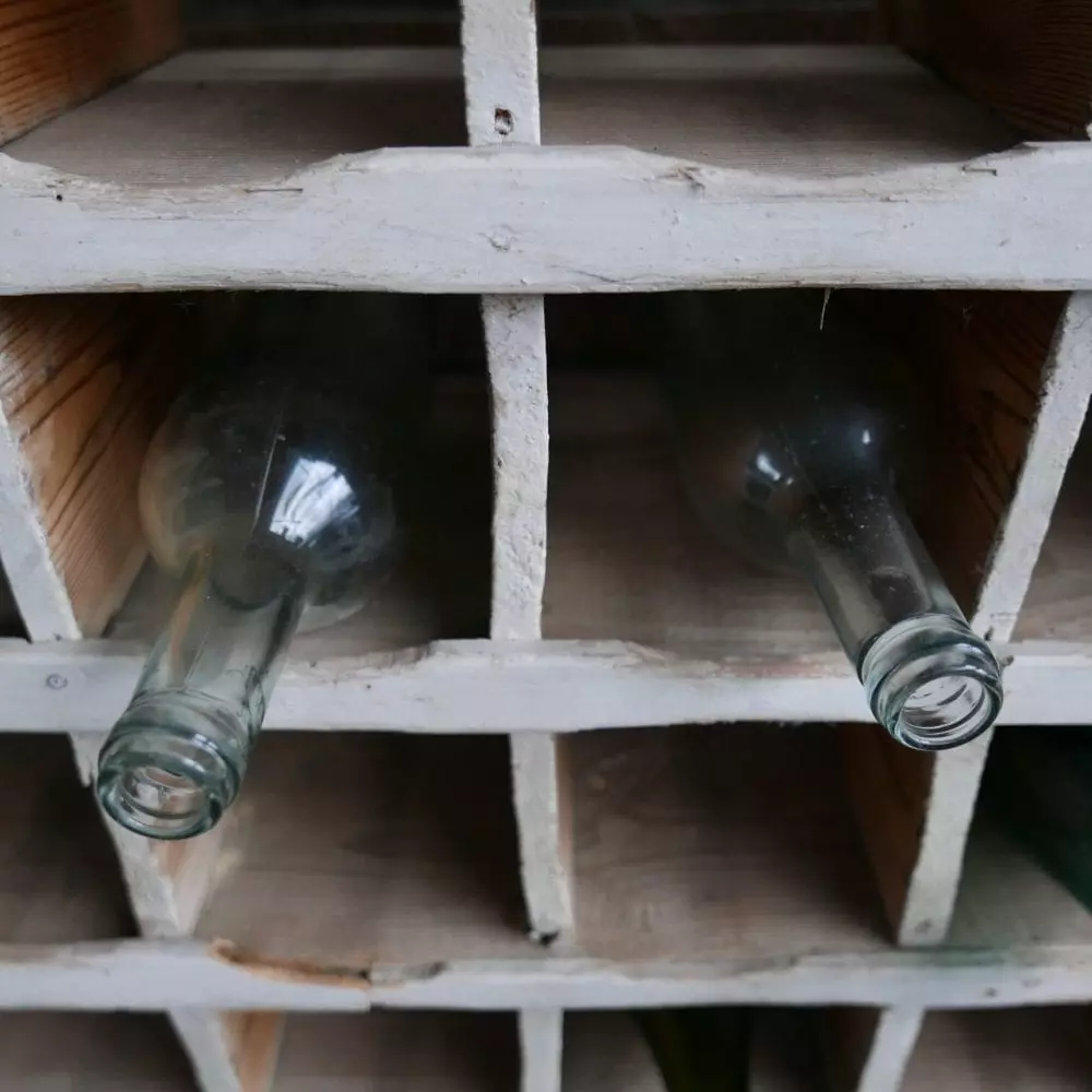 Witte houten flessenkast wijnrek