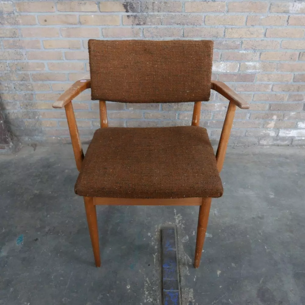 Retro stoel met houten armleuningen