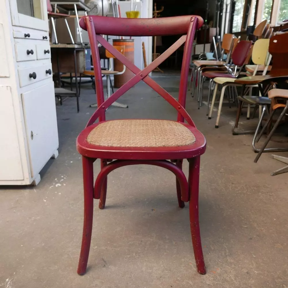 Rode rieten stoelen