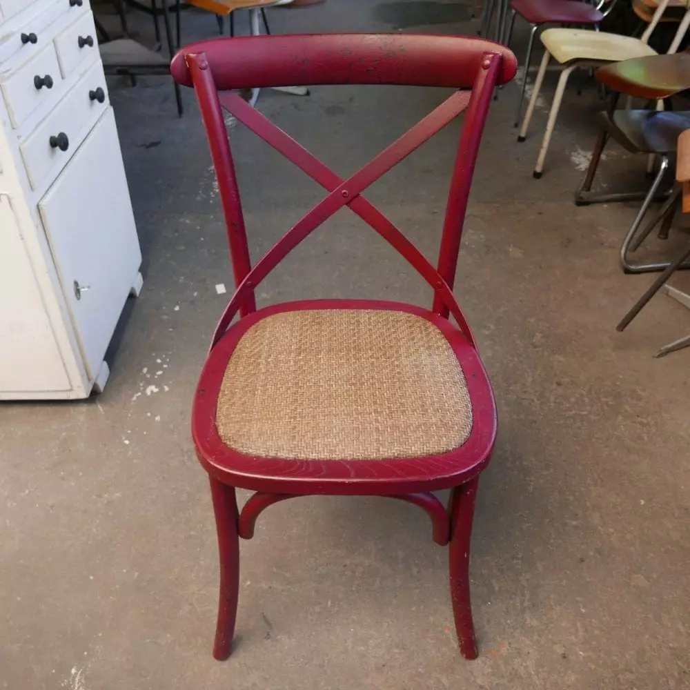 Rode rieten stoelen