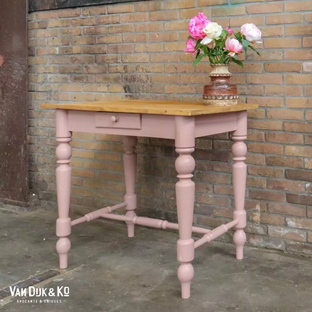 Roze tafel met lade