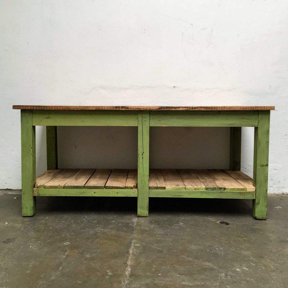 Fel groene industriële werktafel