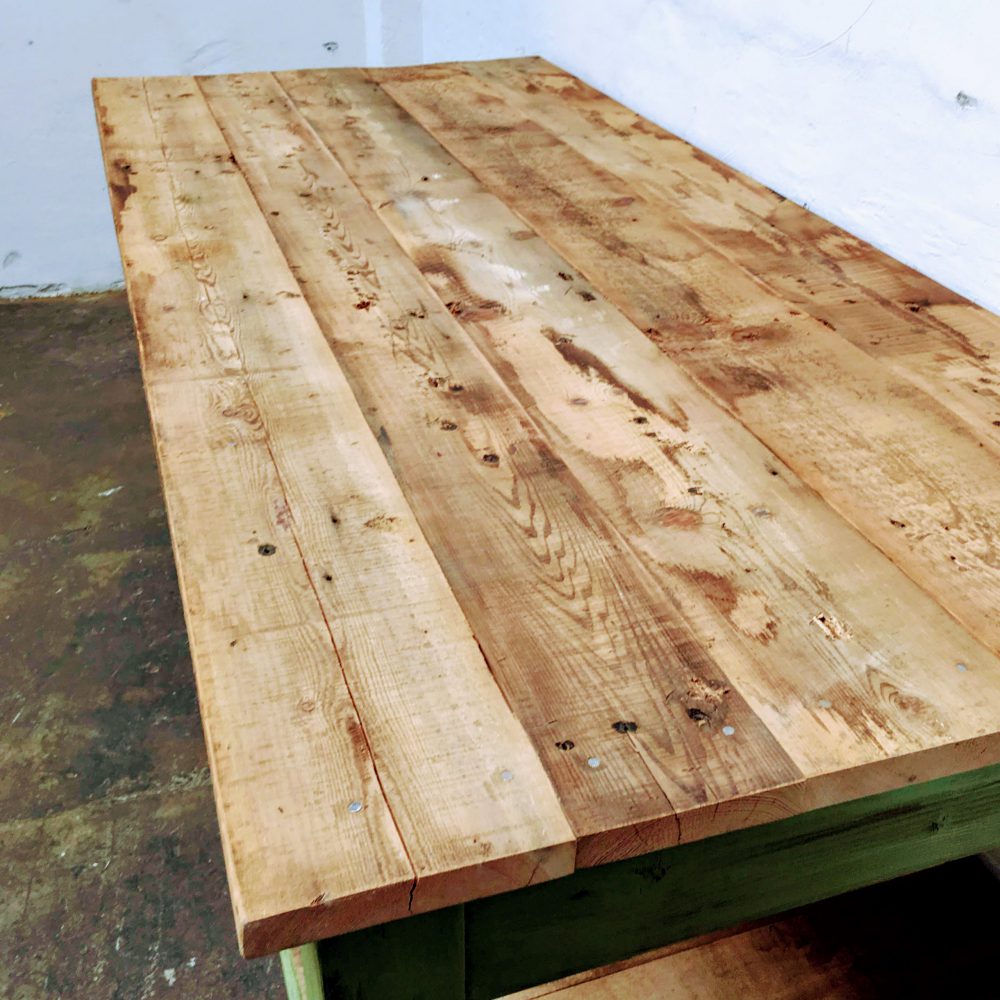 Blad van fel groene industriële werktafel