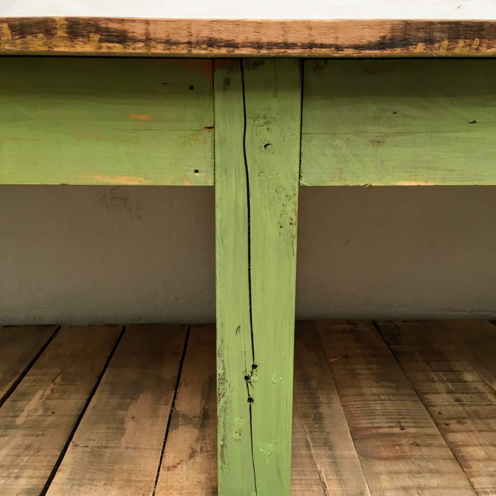 Poot van fel groene industriële werktafel