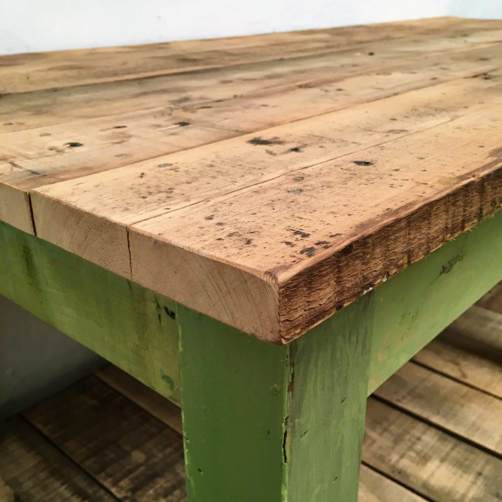 Fel groene industriële werktafel
