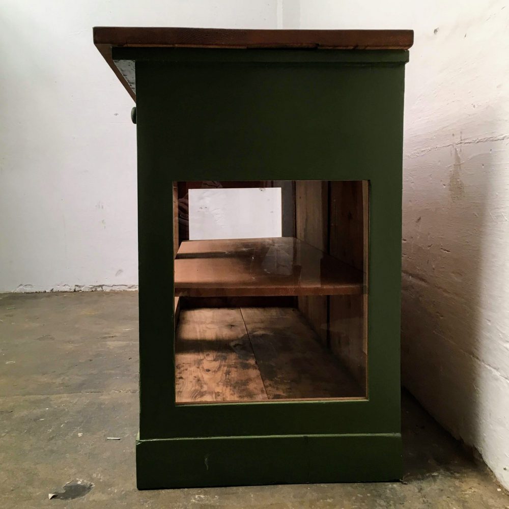 Groene winkelkast met glas