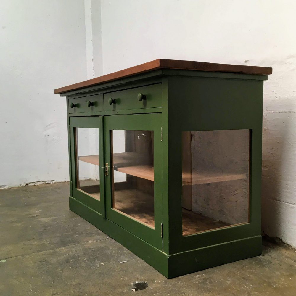 Groene winkelkast met glas