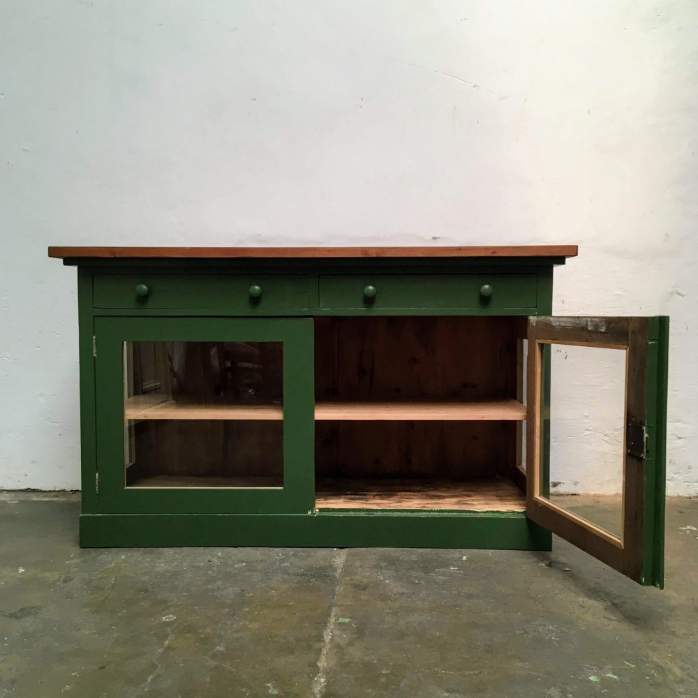 Groene winkelkast met glas met open deur